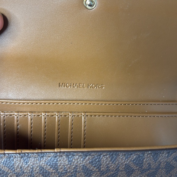 EUC Michael Kors Jet Set Large Signature Snap-Font Tri-fold Wallet - Picture 5 of 6